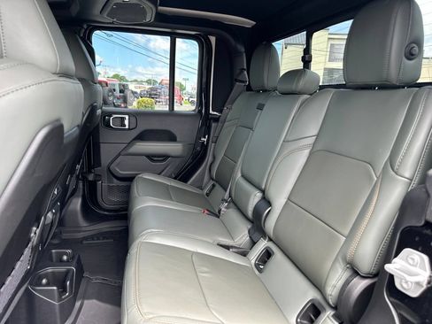 Used 2025 Jeep Gladiator Mojave AWD/4WD image 16