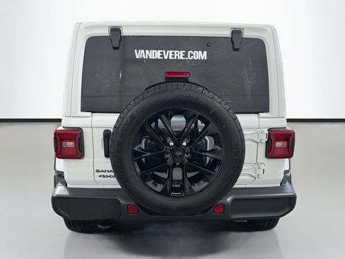 Used 2025 Jeep Wrangler Unlimited Sahara AWD/4WD image 9