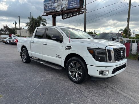 Used 2017 Nissan Titan SV image 3