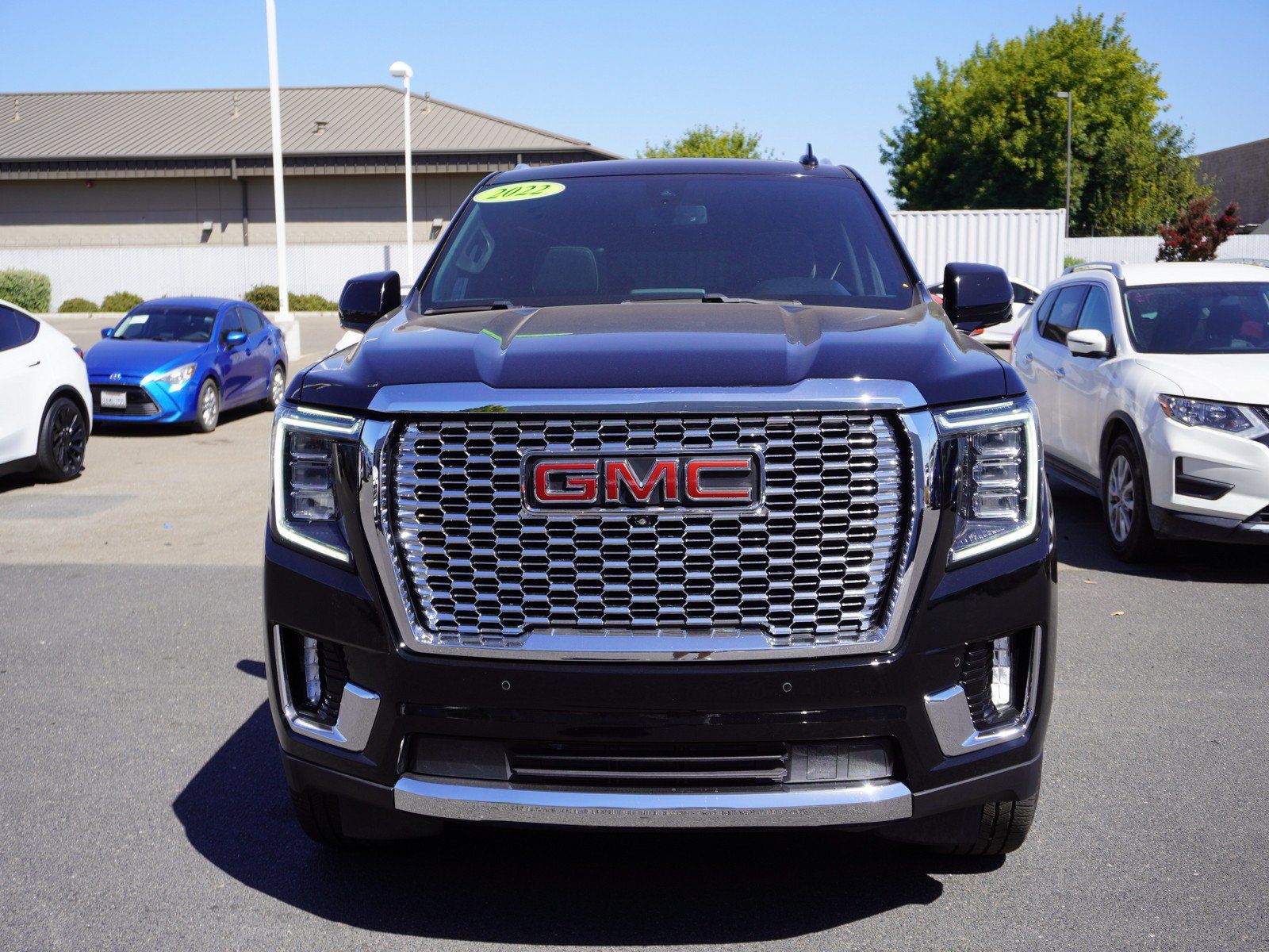 Used 2022 GMC Yukon XL SLT w/ SLT Premium Package AWD/4WD image 4