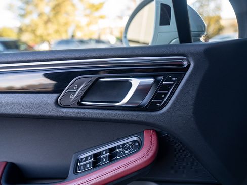 Used 2025 Porsche Macan image 17