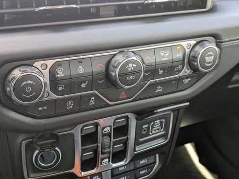 New 2025 Jeep Gladiator Mojave w/ Convenience Group image 32