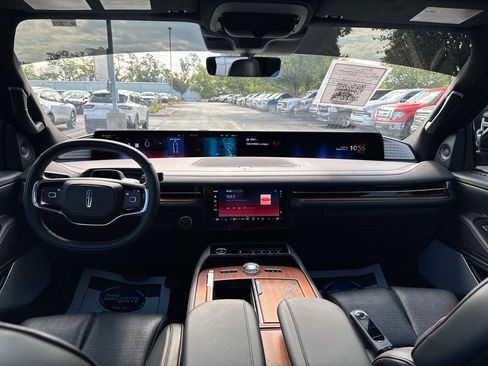 Used 2025 Lincoln Navigator Black Label image 10