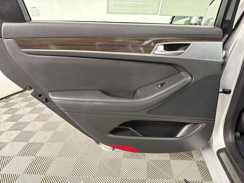 Used 2017 Genesis G80 3.8 RWD image 19