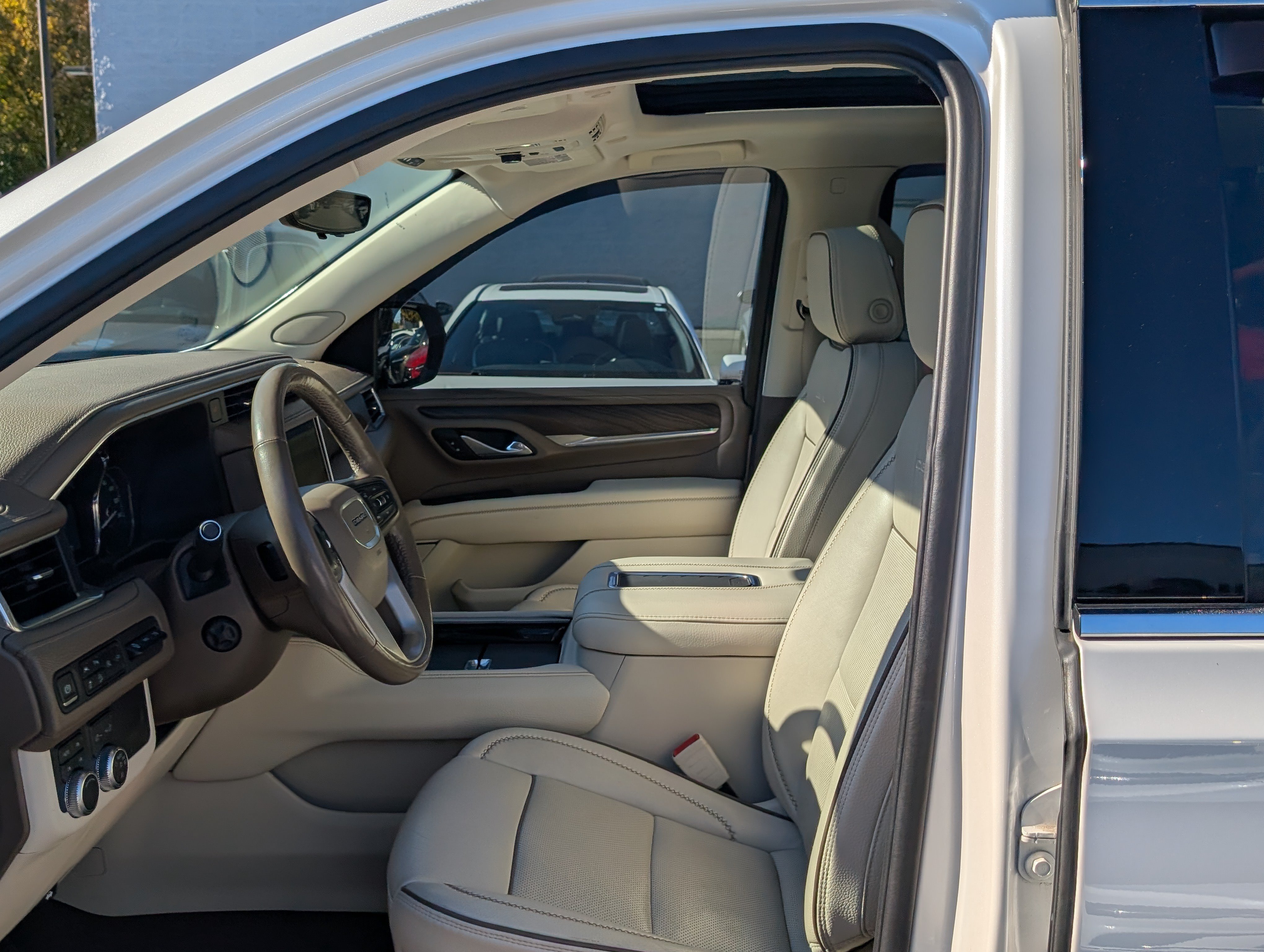 Used 2021 GMC Yukon XL Denali w/ Denali Premium Package AWD/4WD image 18