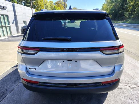 New 2025 Jeep Grand Cherokee Altitude image 6