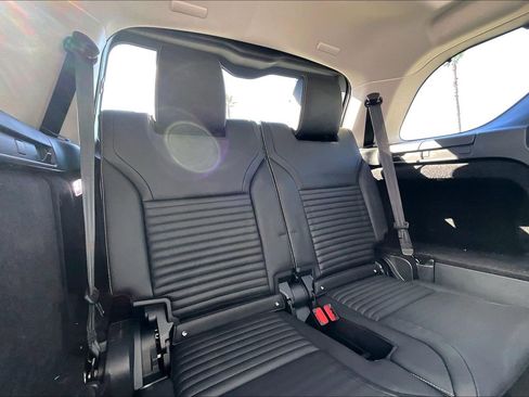 Used 2024 Land Rover Discovery S image 27