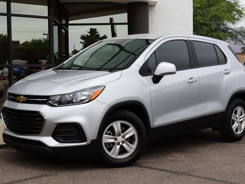 Used 2020 Chevrolet Trax LS FWD image 2