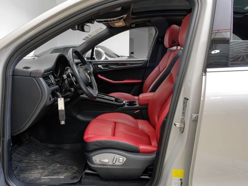 Used 2024 Porsche Macan AWD/4WD image 4