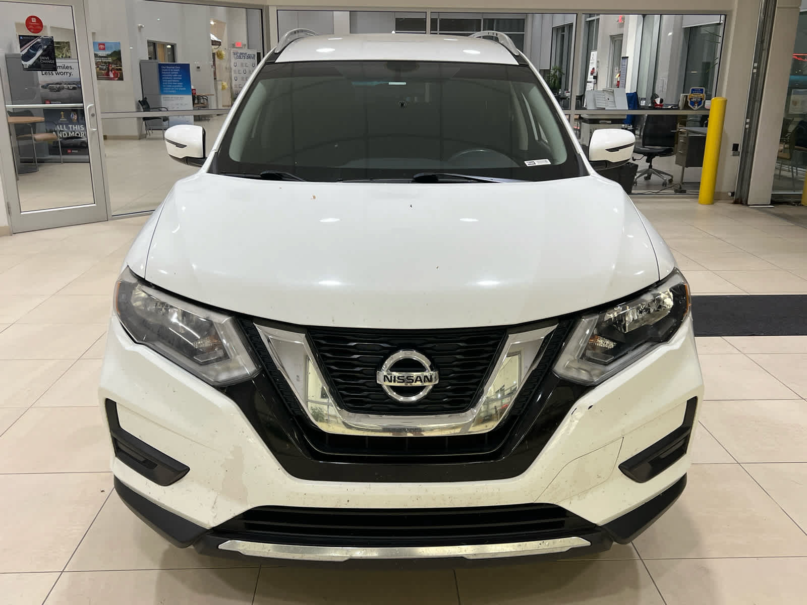 Used 2017 Nissan Rogue SV FWD image 2