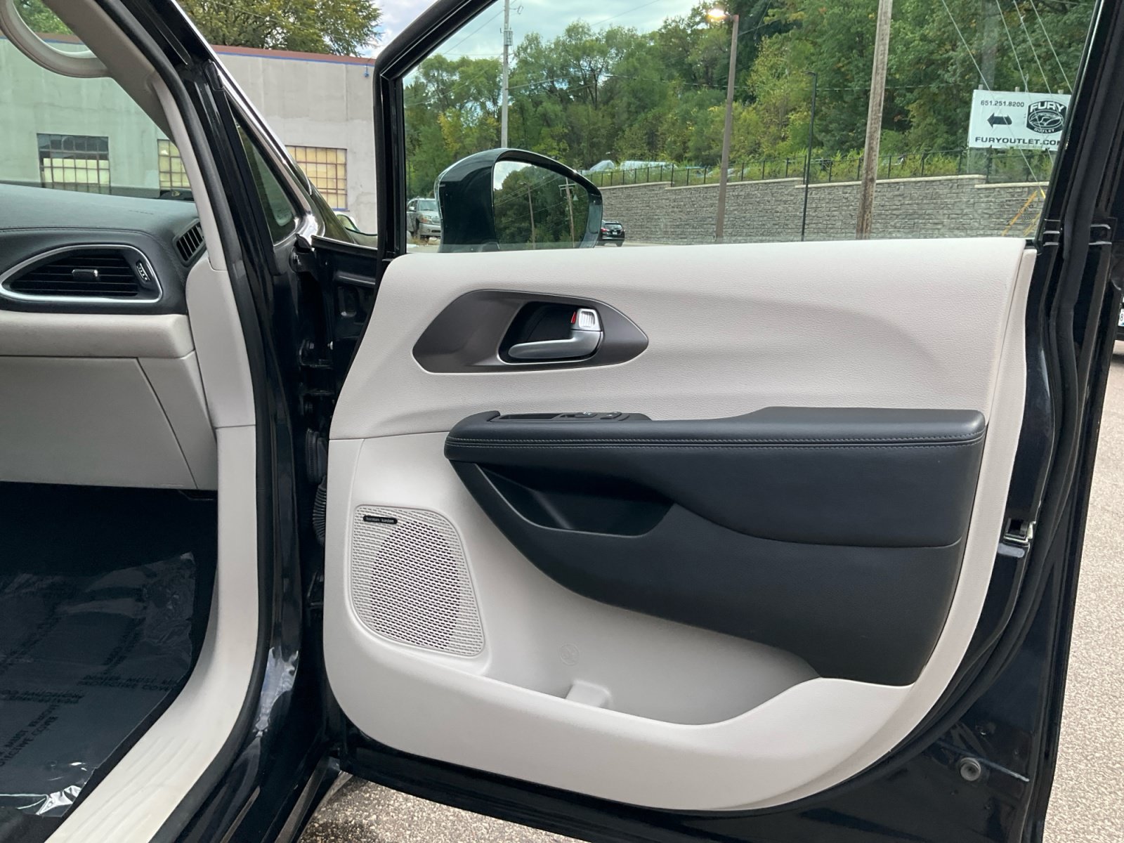 Used 2018 Chrysler Pacifica Limited w/ Advanced Safetytec Group FWD image 18