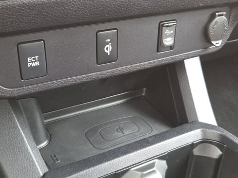 Used 2017 Toyota Tacoma TRD Sport AWD/4WD image 8