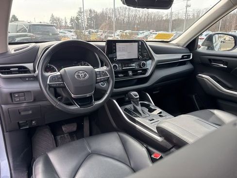 Used 2021 Toyota Highlander XLE image 31