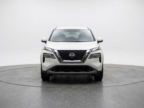 Used 2025 Nissan Rogue SV image 2