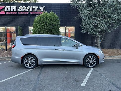 Used 2017 Chrysler Pacifica Limited w/ Tire & Wheel Group image 17