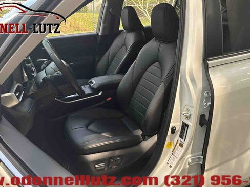 Used 2024 Toyota Highlander XLE FWD image 7