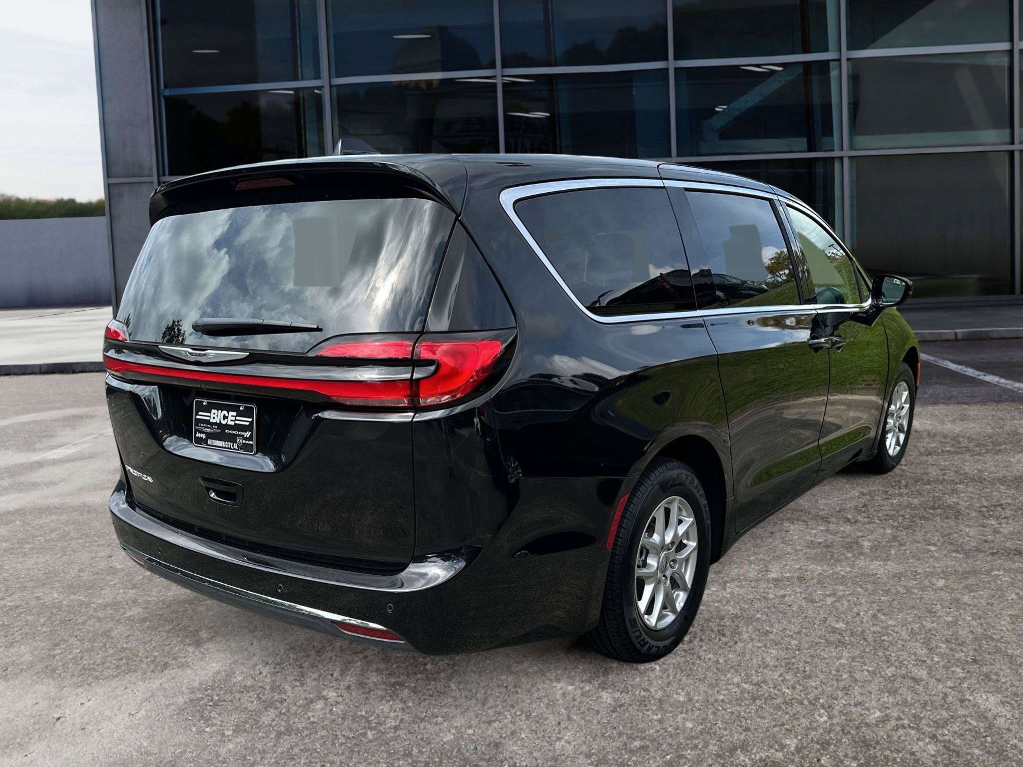 Used 2024 Chrysler Pacifica Touring-L FWD image 7