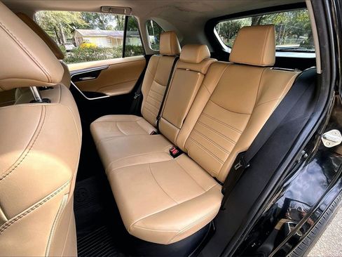 Used 2021 Toyota RAV4 XLE Premium image 19