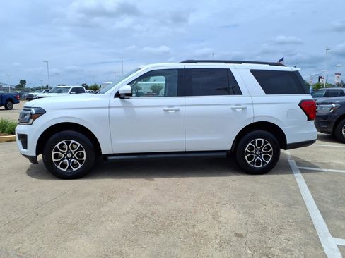 Used 2024 Ford Expedition XLT RWD image 2