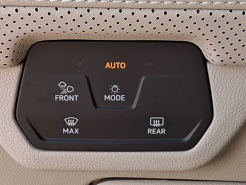 Used 2025 Volkswagen Atlas SE image 22