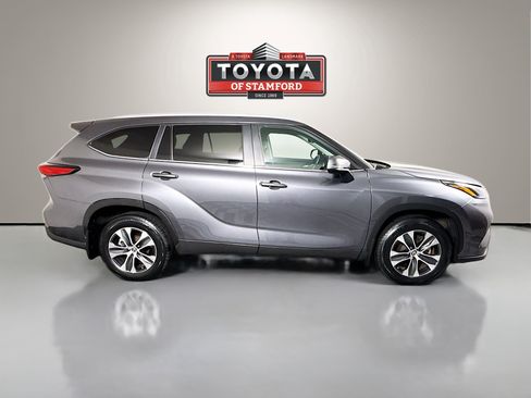 Used 2023 Toyota Highlander XLE AWD/4WD image 8