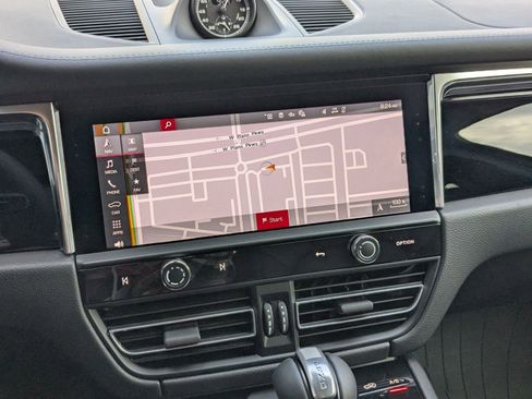 Certified 2026 Porsche Macan AWD/4WD image 17