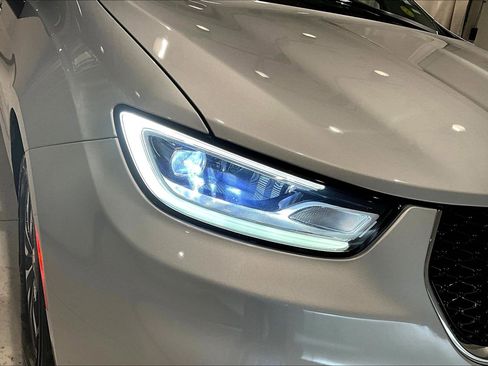 Used 2024 Chrysler Pacifica Select image 33