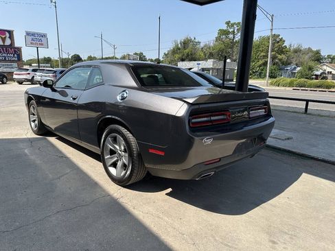 Used 2021 Dodge Challenger SXT w/ Driver Convenience Group RWD image 6
