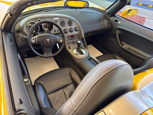 Used 2008 Pontiac Solstice GXP w/ Premium Package RWD image 16