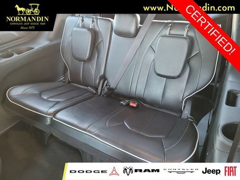 Certified 2025 Chrysler Pacifica Limited FWD image 18