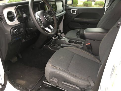 Used 2024 Jeep Wrangler Unlimited Sahara AWD/4WD image 4