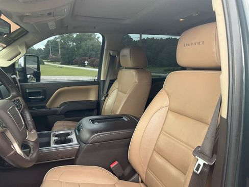 Used 2017 GMC Sierra 2500 Denali w/ Duramax Plus Package AWD/4WD image 18