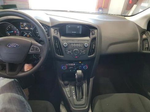 Used 2018 Ford Focus SE w/ SE Appearance Package image 3