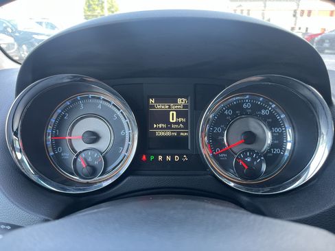Used 2016 Chrysler Town & Country Touring FWD image 12
