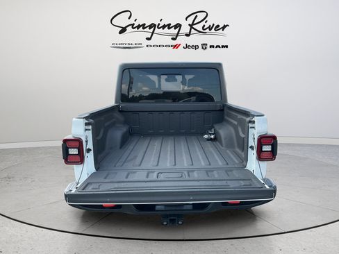 Used 2024 Jeep Gladiator Mojave w/ Technology Group AWD/4WD image 9