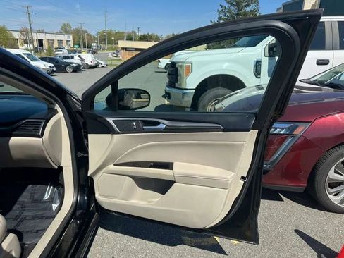 Used 2017 Ford Fusion SE w/ Fusion SE Technology Package image 21