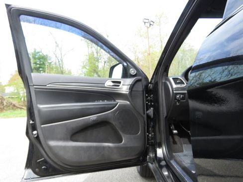 Used 2019 Jeep Grand Cherokee Limited AWD/4WD image 9