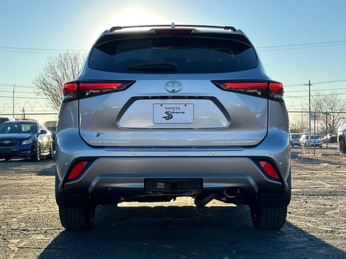 Used 2025 Toyota Highlander Platinum image 8