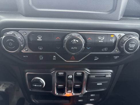 Used 2018 Jeep Wrangler Unlimited Sahara image 26