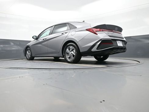 Certified 2025 Hyundai Elantra SE image 31