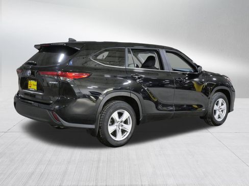 Used 2023 Toyota Highlander LE AWD/4WD image 7