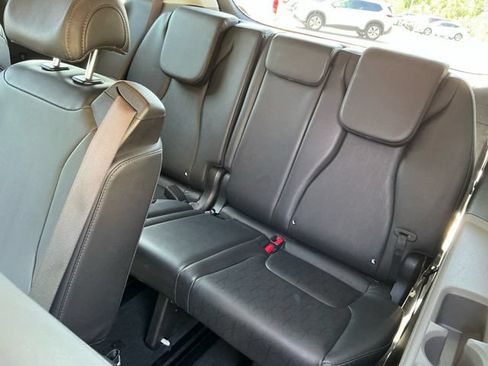 Used 2025 Kia Carnival FWD image 17
