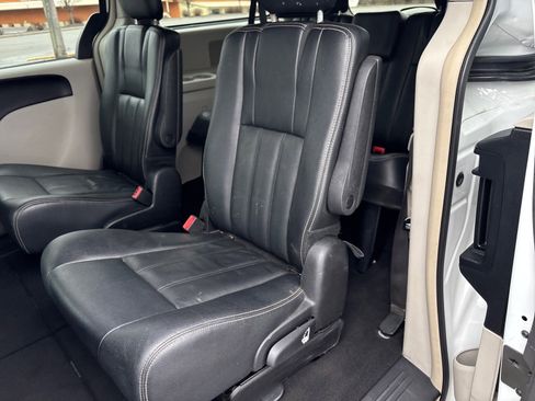 Used 2016 Chrysler Town & Country Touring image 14