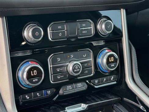 Used 2021 GMC Yukon XL Denali w/ Denali Premium Package image 30