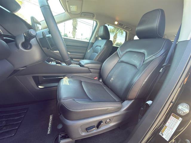 Used 2024 Nissan Pathfinder SL w/ Black Appearance Package FWD image 11