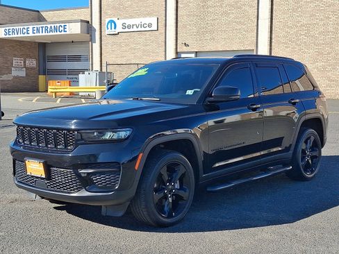 Used 2023 Jeep Grand Cherokee Altitude image 3