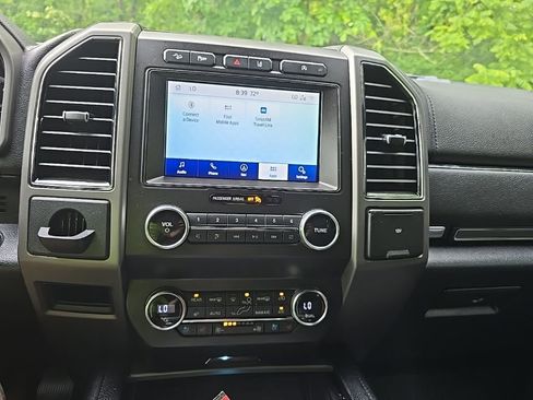 Used 2020 Ford Expedition XLT w/ Equipment Group 202A AWD/4WD image 24