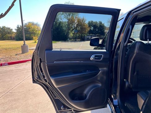 Used 2018 Jeep Grand Cherokee Limited w/ Luxury Group II image 24
