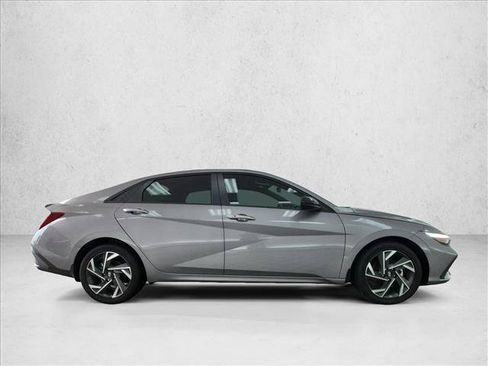 Certified 2025 Hyundai Elantra SEL FWD image 4