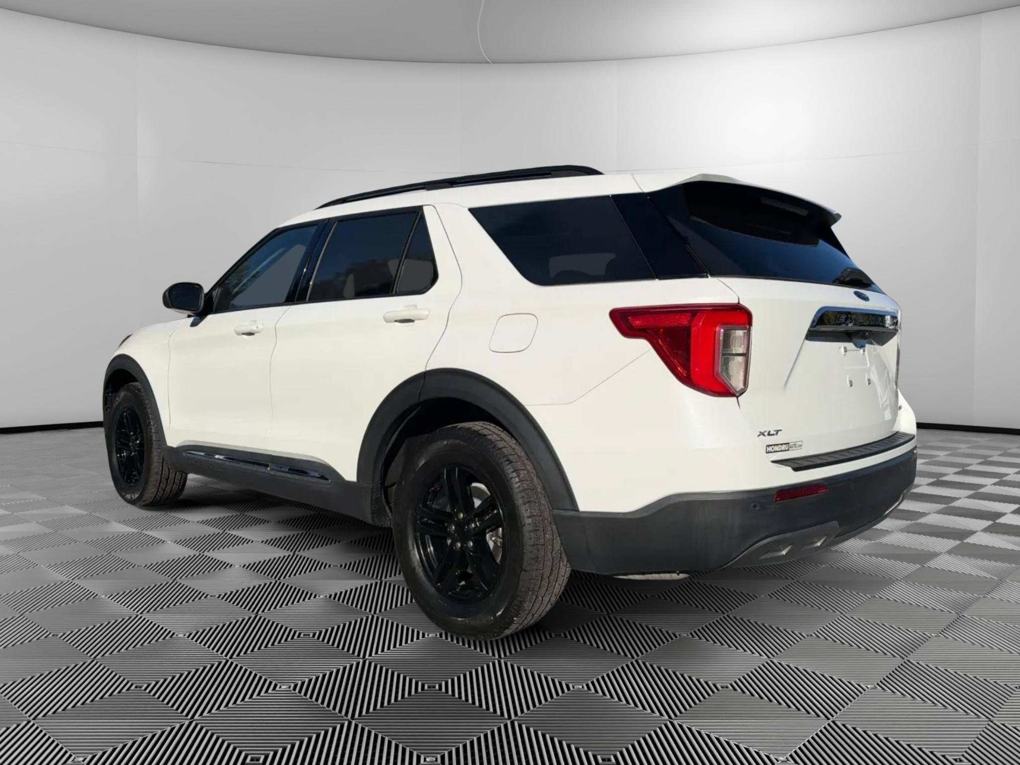 Used 2022 Ford Explorer XLT w/ Equipment Group 202A AWD/4WD image 3